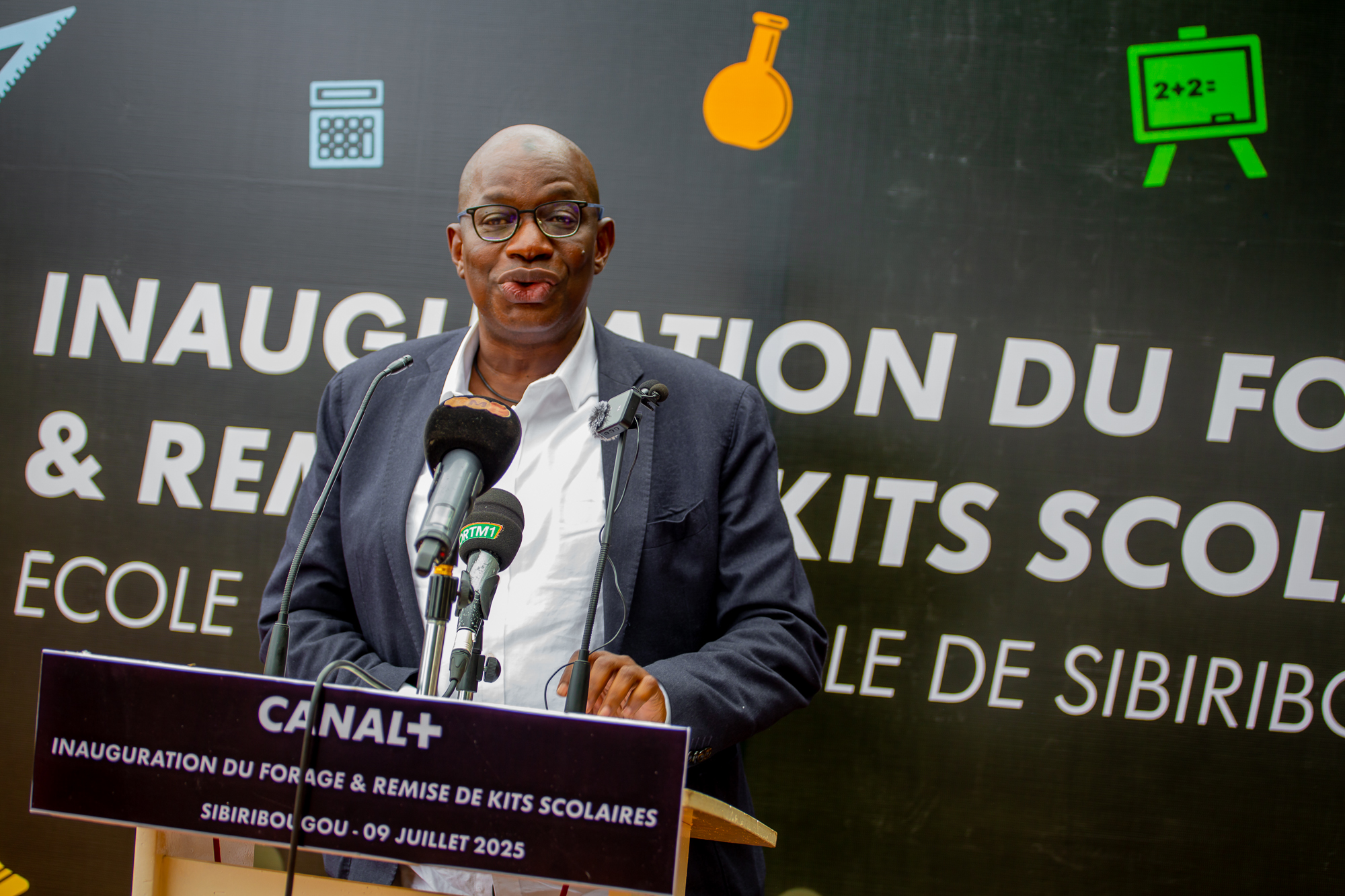 Canal+ Mali offre un forage et des kits scolaires aux élèves de Sibiribougou