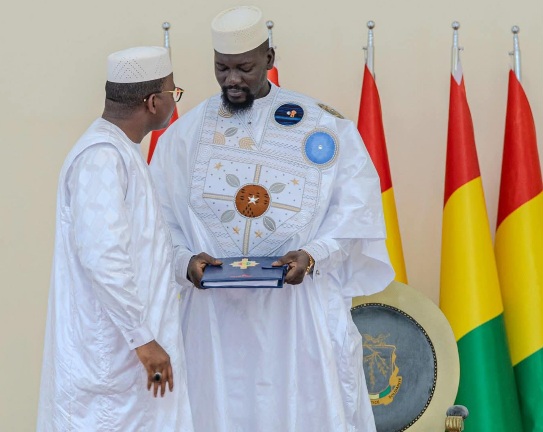 Guinée : la nouvelle Constitution remise au président Doumbouya suscite des débats